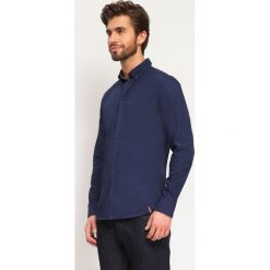 KOSZULA DŁUGI RĘKAW MĘSKA. Białe koszule męskie marki DRYWASH, m, z tkaniny, eleganckie, z długim rękawem. W wyprzedaży za 34,99 zł.