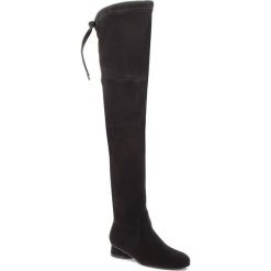Muszkieterki STUART WEITZMAN - Helena YL96249 Black Suede. Czarne kozaki damskie marki Stuart Weitzman, ze skóry, bez obcasa, na obcasie, bez zapięcia. W wyprzedaży za 1709,00 zł.