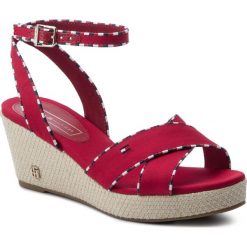 Espadryle TOMMY HILFIGER - Corporate Detail Mid Wedge FW0FW04175 Tango Red 611. Czerwone espadryle damskie TOMMY HILFIGER, bez wzorów, ze skóry ekologicznej, bez obcasa, na obcasie. W wyprzedaży za 279,00 zł.
