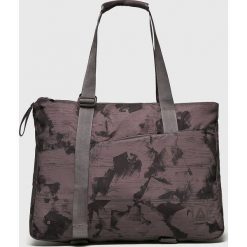 Reebok - Torba. Fioletowe torebki sportowe damskie marki Reebok, z poliesteru, sportowe, na ramię. W wyprzedaży za 179,90 zł.