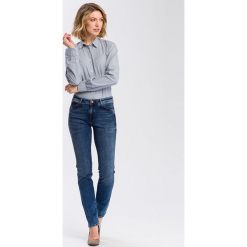 Dżinsy "Anya" - Slim fit - w kolorze granatowym. Niebieskie spodnie z wysokim stanem marki Cross Jeans, z aplikacjami. W wyprzedaży za 136,95 zł.