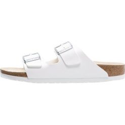 Birkenstock ARIZONA Kapcie weiß. Białe kapcie męskie marki Birkenstock, ze skóry ekologicznej. Za 329,00 zł.