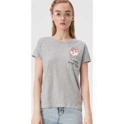 T-shirt z nadrukiem na kieszeni - Jasny szary. Szare t-shirty damskie Sinsay, s, z nadrukiem, bez kołnierzyka. Za 24,99 zł.