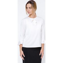 Bluzka w kolorze białym. Białe bluzki damskie Far Far Fashion, Ryłko by Agnes&Paul, bez wzorów, z okrągłym kołnierzem, bez rękawów. W wyprzedaży za 69,95 zł.