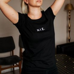 T-shirt czarny NIE. Czarne t-shirty damskie Pakamera, z napisami, klasyczne, z klasycznym kołnierzykiem. Za 89,00 zł.