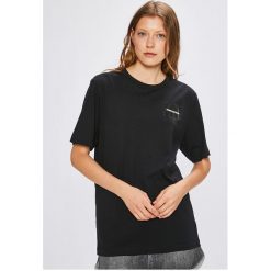 Calvin Klein Jeans - Top. Czarne bluzki damskie marki Calvin Klein Jeans, s, z bawełny, z okrągłym kołnierzem, z krótkim rękawem. W wyprzedaży za 179,90 zł.