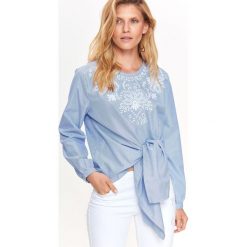 Bluzka długi rękaw damska, z haftem, z falbaną, z długim rękawem. Niebieskie bluzki damskie Top Secret, z haftami, z tkaniny, eleganckie, z koszulowym kołnierzykiem, z długim rękawem. W wyprzedaży za 69,99 zł.