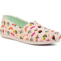 Półbuty TOMS - Classic 10015071 Natural Sushi. Brązowe półbuty damskie Toms, na co dzień, bez wzorów, z tworzywa sztucznego, bez obcasa, na płaskiej podeszwie, bez zapięcia. Za 229,00 zł.