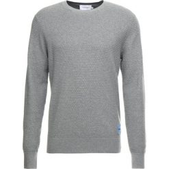 Calvin Klein STRUCTURED Sweter grey. Pomarańczowe swetry klasyczne męskie marki Calvin Klein, l, z bawełny, z okrągłym kołnierzem. Za 499,00 zł.
