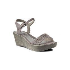CLARA BARSON WS6002-1 Szary. Szare sandały damskie Clara Barson, bez wzorów, z materiału, bez obcasa, bez zapięcia. Za 89,99 zł.