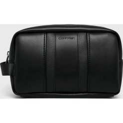 Calvin Klein - Kosmetyczka. Czarne kosmetyczki męskie marki Calvin Klein, ze skóry ekologicznej. Za 279,90 zł.
