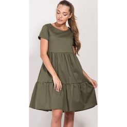 Sukienka w kolorze khaki. Brązowe sukienki damskie Bessa, Moonlight, bez wzorów, z okrągłym kołnierzem, bez rękawów, mini. W wyprzedaży za 129,95 zł.
