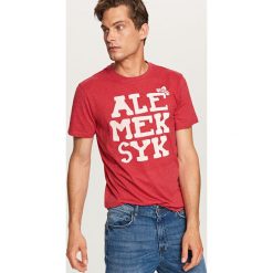 T-shirt z napisem - Czerwony. Czerwone t-shirty męskie marki Reserved, m, z napisami. Za 29,99 zł.