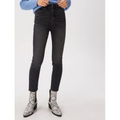 Dopasowane jeansy slim high waist - Czarny. Czarne jeansy damskie Sinsay, bez wzorów, z jeansu, z podwyższonym stanem. Za 69,99 zł.