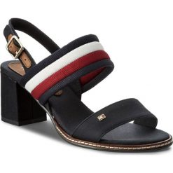 Sandały TOMMY HILFIGER Casual Mid Heel Sandal FW0FW02428. Niebieskie klapki damskie TOMMY HILFIGER, bez wzorów, bez obcasa. W wyprzedaży za 309,00 zł.