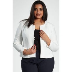 Klasyczny, damski żakiet w kolorze ecru oraz dużych rozmiarach OVERSIZE PLUS SIZE WIOSNA. Czerwone żakiety damskie z poliesteru. Za 149,00 zł.