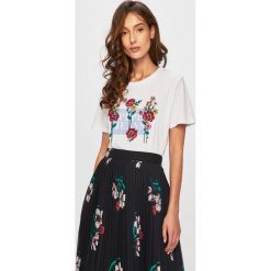 Pepe Jeans - T-shirt. Białe bluzki damskie Pepe Jeans, s, z nadrukiem, z bawełny, z okrągłym kołnierzem. W wyprzedaży za 129,90 zł.