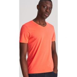 T-shirt z dekoltem V - Pomarańczowy. Pomarańczowe t-shirty męskie Reserved, xl, bez wzorów, bez kołnierzyka. Za 24,99 zł.