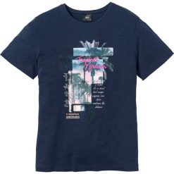 T-shirt z nadrukiem bonprix ciemnoniebieski z nadrukiem. Niebieskie koszulki męskie bonprix, s, z nadrukiem, bez kołnierzyka. Za 24,99 zł.
