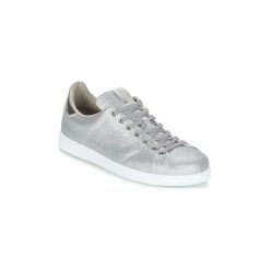Buty Victoria DEPORTIVO GLITTER. Szare trampki i tenisówki damskie Victoria, bez wzorów, bez zapięcia. Za 181,30 zł.