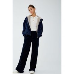 Bluza ze sztucznym futerkiem i kapturem. Szare bluzy damskie marki Pull&Bear. Za 99,90 zł.