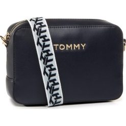 Torebka TOMMY HILFIGER - Iconic Tommy Camera Bag AW0AW07950 CJM. Niebieskie listonoszki damskie TOMMY HILFIGER, bez wzorów, ze skóry ekologicznej, bez dodatków. W wyprzedaży za 279,00 zł.