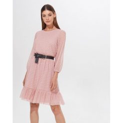 Sukienka z tkaniny plumeti - Różowy. Różowe sukienki damskie Mohito, s, bez wzorów, z tkaniny, bez kołnierzyka, bez rękawów. W wyprzedaży za 79,99 zł.