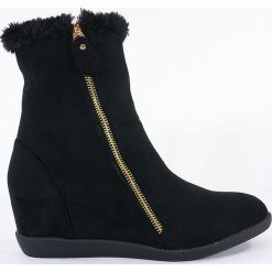 BOTKI DAMSKIE MON 0620 CZA. Botki damskie Monnari, ze skóry, bez obcasa, bez zapięcia. Za 79,00 zł.