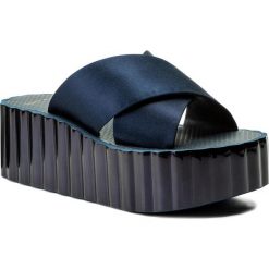 Klapki TORY BURCH - Scallop Wedge Flip Flop 39754 Perfect Navy 430. Niebieskie klapki damskie Tory Burch, bez wzorów, ze skóry, bez obcasa. W wyprzedaży za 399,00 zł.