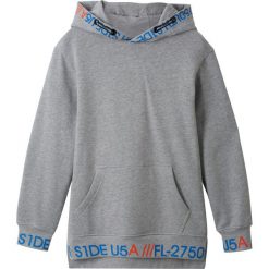 Dłuższa bluza z kapturem bonprix jasnoszary melanż. Szare bluzy chłopięce bonprix, z nadrukiem, eleganckie, bez rękawów, z kapturem. Za 69,99 zł.