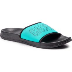 Klapki CALVIN KLEIN - Slide KW0KW00728 Treasure Green 325. Zielone klapki damskie Calvin Klein, bez wzorów, z tworzywa sztucznego, bez obcasa. Za 129,00 zł.
