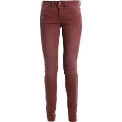 Freeman T. Porter CORALIE Jeansy Slim Fit sable. Czerwone rurki damskie Freeman T. Porter, z elastanu. W wyprzedaży za 303,20 zł.