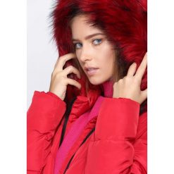 Czerwona Kurtka What's Happening. Czerwone kurtki damskie pikowane marki Born2be, na zimę, s, z kapturem. Za 234,99 zł.