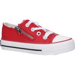 Czerwone trampki sznurowane z ozdobnym suwakiem casu at-5002. Czerwone trampki dziewczęce Casu, bez wzorów, na sznurówki. Za 34,99 zł.