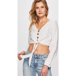 Glamorous - Bluzka. Białe bluzki damskie Glamorous, s, bez wzorów, z elastanu, bez kołnierzyka, z długim rękawem. W wyprzedaży za 89,90 zł.