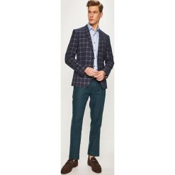 Marciano Guess - Spodnie. Zielone spodnie męskie MARCIANO GUESS, na co dzień, z haftami, ze lnu, casualowe. W wyprzedaży za 269,90 zł.