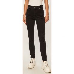 Calvin Klein Jeans - Jeansy CK50. Czarne jeansy damskie Calvin Klein Jeans, z podwyższonym stanem. W wyprzedaży za 359,90 zł.