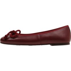 Pretty Ballerinas COTON Baleriny rioja tela wine tango. Czerwone baleriny damskie marki Pretty Ballerinas, bez wzorów, ze skóry, klasyczne, bez obcasa. Za 559,00 zł.
