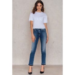 Calvin Klein Proste jeansy 7/8 z wysokim stanem - Blue. Niebieskie jeansy damskie z wysokim stanem marki Calvin Klein. W wyprzedaży za 257,48 zł.