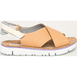 Camper - Sandały skórzane Oruga Sandal. Pomarańczowe klapki damskie Camper, bez wzorów, ze skóry, bez obcasa, na obcasie. Za 419,90 zł.