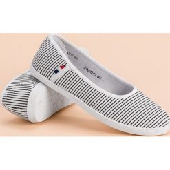 TEKSTYLNE BALERINY W PASKI. Niebieskie baleriny damskie marki Mckey, w paski, bez obcasa. Za 33,00 zł.