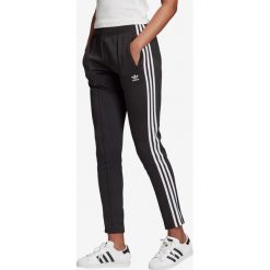 Adidas Originals Primeblue SST Spodnie dresowe Czarny. Czarne spodnie damskie adidas Originals, z elastanu. Za 214,95 zł.