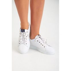 SNEAKERSY aeronautica militare. Białe sneakersy damskie Aeronautica Militare, ze skóry. Za 879,00 zł.