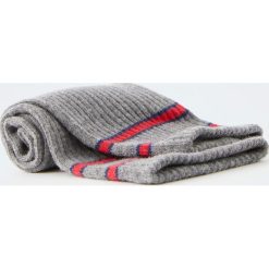 Sportowe skarpetki w paski. Szare skarpetki damskie Pull&Bear, w paski. Za 19,90 zł.