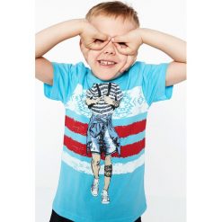 T-shirt chłopięcy z nadrukiem niebieski NDZ4461. Niebieskie t-shirty chłopięce Fasardi, z nadrukiem, bez rękawów. Za 39,00 zł.