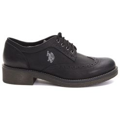 Półbuty w kolorze czarnym. Czarne półbuty damskie sznurowane marki U.S. Polo Assn., Versace Jeans, z okrągłym noskiem. W wyprzedaży za 279,95 zł.
