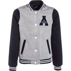 Abercrombie & Fitch VARSITY Kurtka przejściowa navy/grey. Niebieskie kurtki chłopięce marki Abercrombie & Fitch, z elastanu. W wyprzedaży za 258,30 zł.