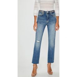 Guess Jeans - Jeansy The It Girl. Szare jeansy damskie Guess Jeans, z aplikacjami, z elastanu, z podwyższonym stanem. W wyprzedaży za 359,90 zł.