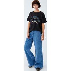 Czarna koszulka z napisem. Koszulki damskie Pull&Bear. Za 59,90 zł.