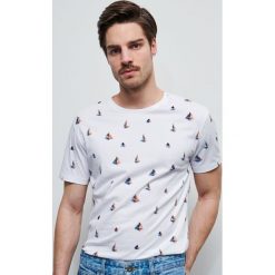T-shirt z nadrukiem na całości - Biały. Białe t-shirty męskie Reserved, s, z nadrukiem, bez kołnierzyka. Za 39,99 zł.